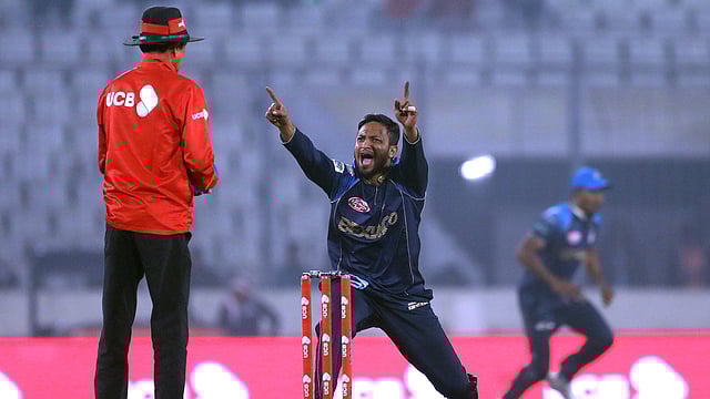 বোলিংয়ে সাকিবরা। ফাইল ছবি