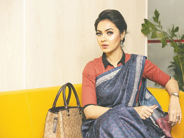 চাকরির সাক্ষাৎকার বা অফিসে ফরমাল পোশাক হিসেবে শাড়ি পরার প্রচলন আছে। তবে সে শাড়ি হতে হবে কারুকাজমুক্ত। মডেল: দীপা, শাড়ি: ড্রেসিডেল, সাজ: পারসোনা, ছবি: কবির হোসেন