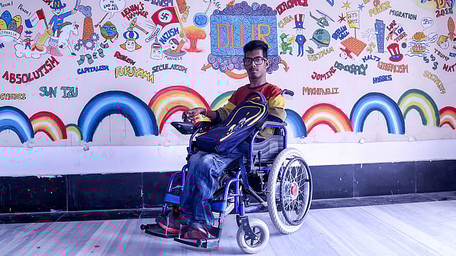 হুইল চেয়ার পাওয়ায় ক্লাস করার ঝক্কিটা কমেছে হৃদয় সরকারের। ঢাকা বিশ্ববিদ্যালয়, ২২ জানুয়ারি। ছবি: সাবরিনা ইয়াসমীন