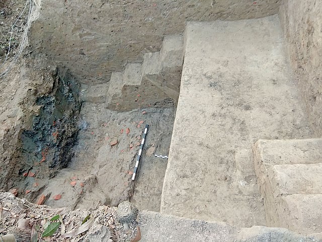 মাটি খুঁড়ে পাওয়া বল্লাল সেনের বাড়ির সিঁড়ি। গতকাল বিকেলে মুন্সিগঞ্জ সদরে। প্রথম আলো