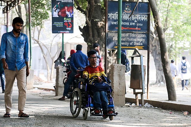ক্লাস শুরু হয়েছে ১৩ জানুয়ারি থেকে। নিয়মিত ক্লাস শুরু করেছেন হৃদয় সরকার। ঢাকা বিশ্ববিদ্যালয়, ২২ জানুয়ারি। ছবি: সাবরিনা ইয়াসমীন