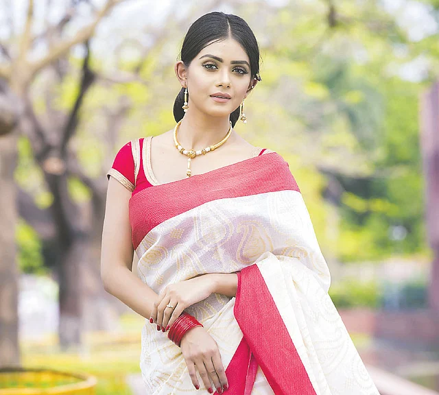 পয়লা বৈশাখ মানেই লালপেড়ে সাদা শাড়ি। মডেল : তানজিন তিশা