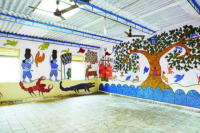 কাদামাটি দিয়ে এই আজব চিত্রকর্ম বানানো হয়েছে