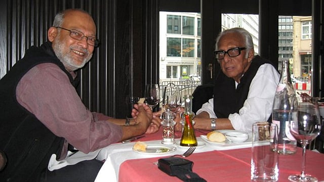 জার্মানির ফ্রাঙ্কফুর্টে কুণাল সেন ও মৃণাল সেন। ছবি: ফেসবুক থেকে নেওয়া