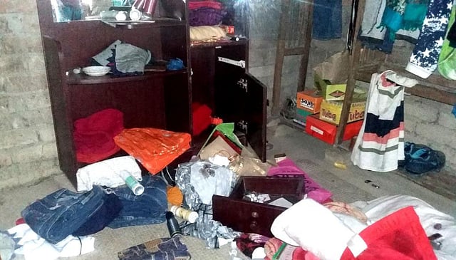 ঘরের আসবাবপত্র তছনছ ও ভাঙচুর করার অভিযোগ উঠেছে এসআই লস্করের বিরুদ্ধে। মেহেরপুর, ২৩ জানুয়ারি। ছবি: আবু সাঈদ