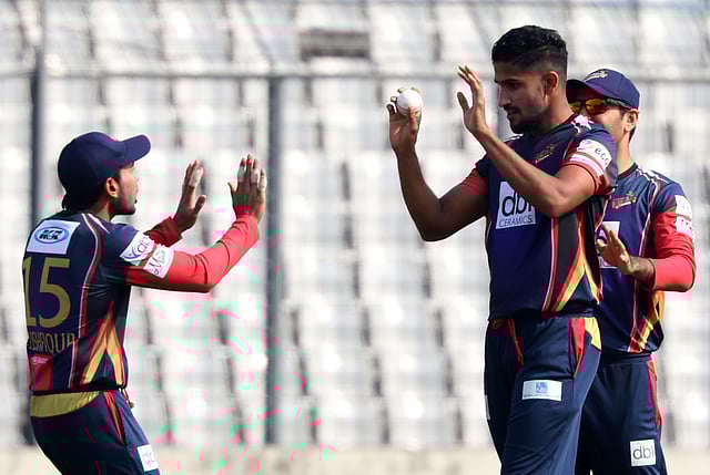 চিটাগংয়ের খালেদ নিয়েছেন ২ উইকেট। ছবি: শামসুল হক