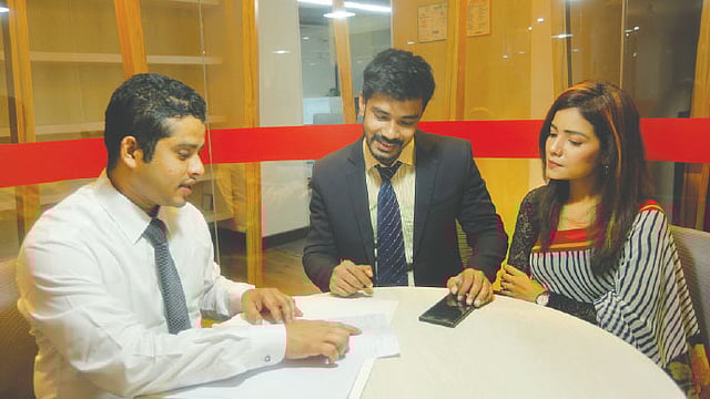 গৃহঋণ নেওয়ার আগে যাচাই–বাছাই করে নিন। ছবি: অধুনা