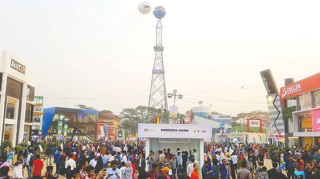 বাণিজ্য মেলায় ক্রেতাদের ভিড় প্রতিদিনই দেখা যায়