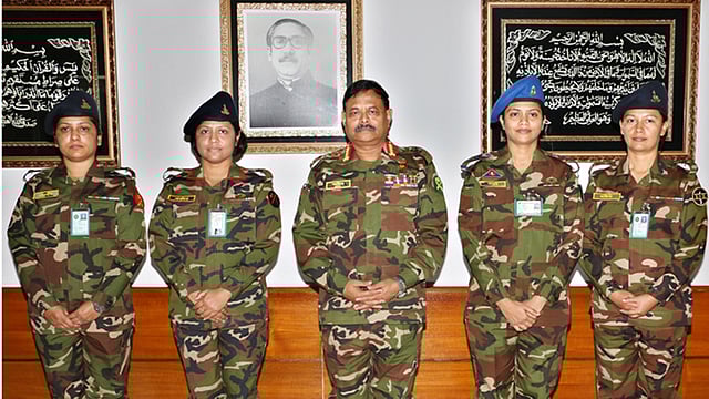 সেনাবাহিনীর সদর দপ্তরে বৃহস্পতিবার পদোন্নতিপ্রাপ্ত দীর্ঘমেয়াদি কোর্সের মেজর সানজিদা হোসেন, আর্টিলারি; মেজর সৈয়দা নাজিয়া রায়হান, আর্টিলারি; মেজর ফারহানা আফরীন, আর্টিলারি এবং মেজর সারাহ্ আমির, ইঞ্জিনিয়ার্স; লেফটেন্যান্ট কর্নেল র্যাঙ্ক ব্যাজ পরিধান শেষে সেনাপ্রধান জেনারেল আজিজ আহমেদের সঙ্গে ফটোসেশনে অংশ নেন। ছবি: আইএসপিআর
