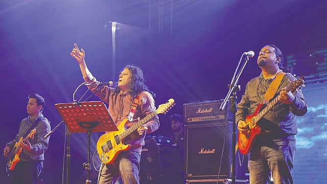 জেমস গাইছেন চাঁদপুর স্টেডিয়ামে। ছবি: খালেদ সরকার