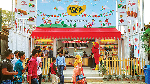 বাণিজ্য মেলায় বেঙ্গল মিটের স্টলে পণ্য বিক্রির পাশাপাশি শিশুদের বিনোদনের ব্যবস্থা। এ কারণে শিশুদের নিয়ে সেখানে ভিড় করেন অভিভাবকেরা। গতকাল শেরেবাংলা নগরে। ছবি: প্রথম আলো