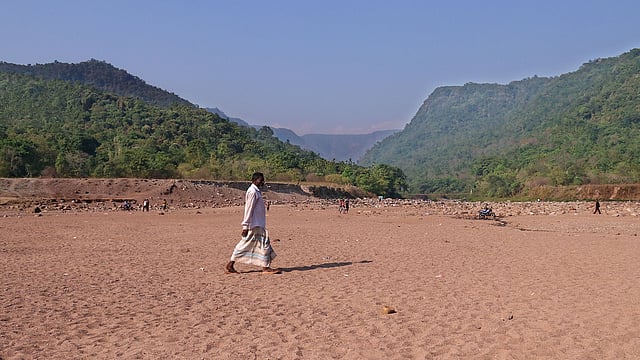নদে পানি নেই। অনেক স্থানে ধু ধু বালুচর।