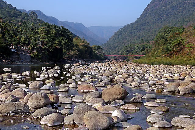 স্রোতহীন স্বচ্ছ জল আর হরেক রঙের পাথর।