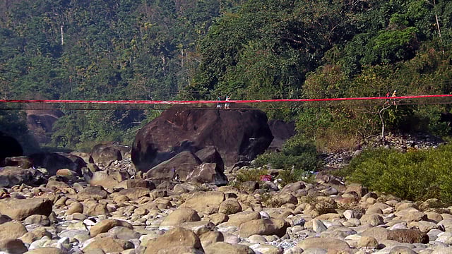 বিছনাকান্দি থেকে চোখে পড়ে সীমান্তের ওপারে ঝুলন্ত সেতু।