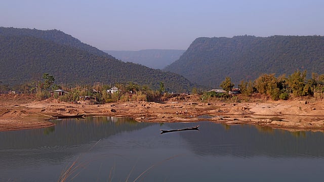 স্রোতহীন বিছনাকান্দি। স্বচ্ছ জল রয়েছে কিছু অংশে। নদের জল আর পাথর রয়েছে মিলেমিশে।