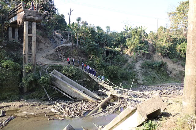 সেতু ভেঙে পড়ায় বিকল্প পথে চলতে হচ্ছে স্থানীয় বাসিন্দাদের।