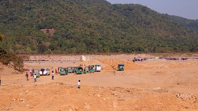 শুকনো মৌসুমে নদে পানি না থাকায় যানবাহন সরাসরি নিয়ে যাওয়া যায় নদের বুকে।