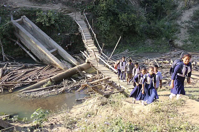 ছোট শিক্ষার্থীদের ঝুঁকি নিয়ে চলাচল করতে হয়।