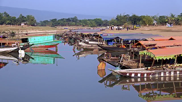 নদে পানি না থাকায় অলস পড়ে আছে বিছনাকান্দির নৌকা।