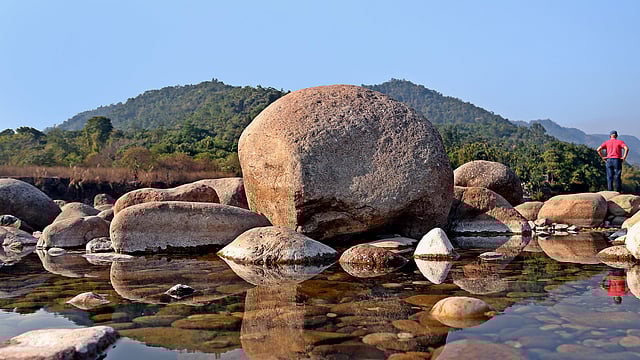 বর্ষায় এক, শীতের আরেক রূপ ধারণ করে থাকে সবুজ পাহাড়ের কোলে পাথুরে বিছনাকান্দির পিয়ান নদ।