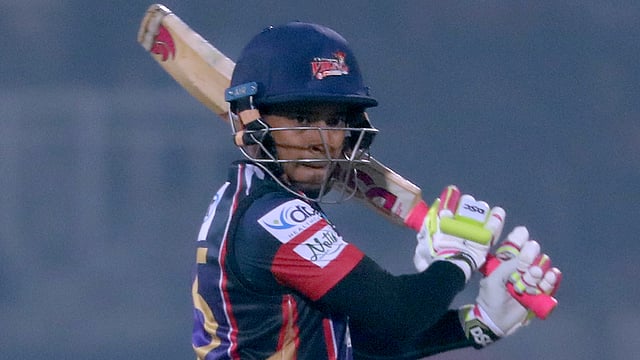 শেহজাদের কাছে কিপিং ছেড়ে দিয়েছেন মুশফিক। শুধু ব্যাটসম্যানের ভূমিকায় দারুণ ছন্দেও আছেন তিনি। ছবি: প্রথম আলো