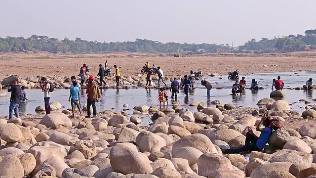 পাথর আর কম পানিতে পর্যটকেরা সময় কাটাচ্ছেন।