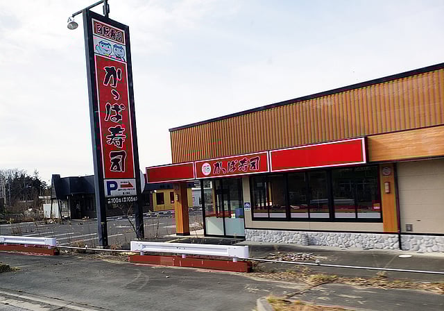 রেস্তোরাঁ এখনো দাঁড়িয়ে, সাইনবোর্ডও আছে। নেই শুধু ক্রেতা কিংবা বিক্রেতা। ছবি: মনজুরুল হক