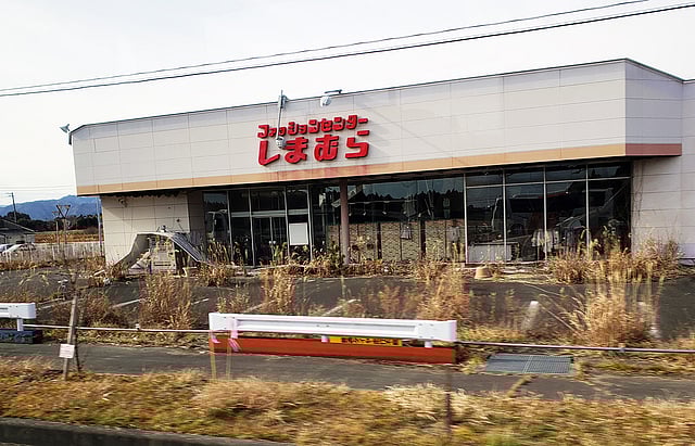 ফাস্ট ফ্যাশন হিসেবে খ্যাত শিমামুরার তৈরি পোশাকের দোকানে এখনো হ্যাঙ্গারে ঝুলছে বিক্রির সব পোশাক। ছবি: মনজুরুল হক