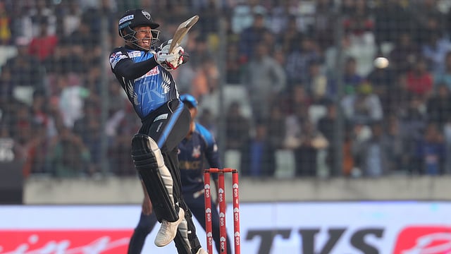 মিঠুনকে অনেক হিসেব মাথায় রেখে খেলতে হচ্ছে রংপুরের তারকা বিদেশিদের সঙ্গে। ফাইল ছবি, এএফপি