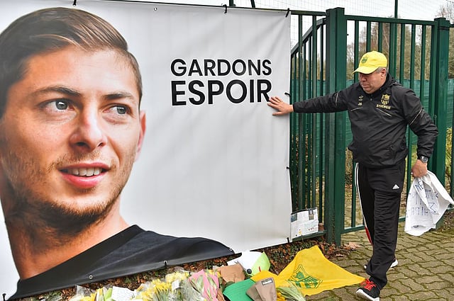 এমিলিয়ানো সালার পোস্টারে শ্রদ্ধা জানাচ্ছেন এক ফুটবলপ্রেমী। ছবি: টুইটার