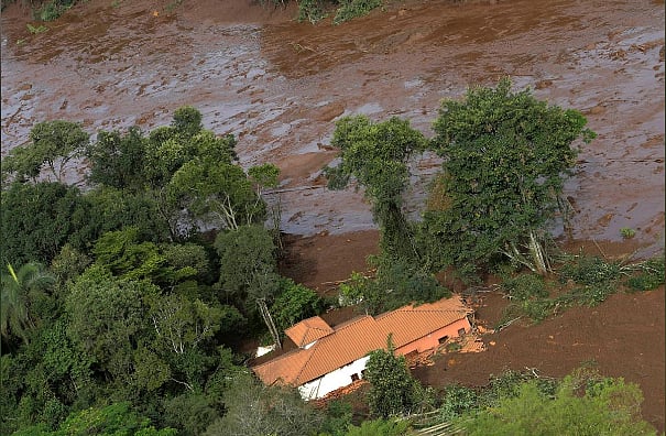 কাদাজলে চাপা পড়েছে বাড়িঘর। ছবি: রয়টার্স