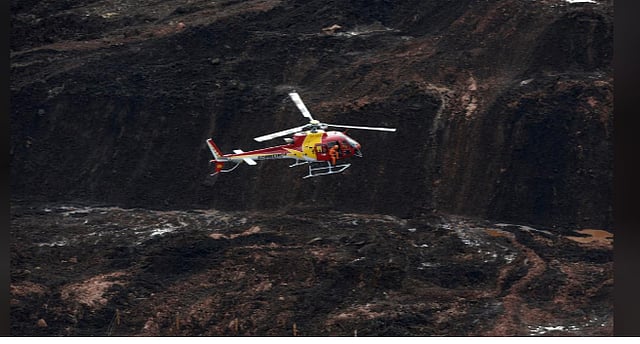 দুর্ঘটনাস্থলে হেলিকপ্টারে উদ্ধার তৎপরতা চলছে। ছবি: রয়টার্স