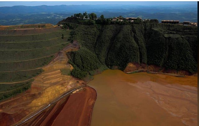 খনির বাঁধ ভেঙে নির্গত বর্জ্যে ছেয়ে গেছে পুরো এলাকা। ছবি: রয়টার্স