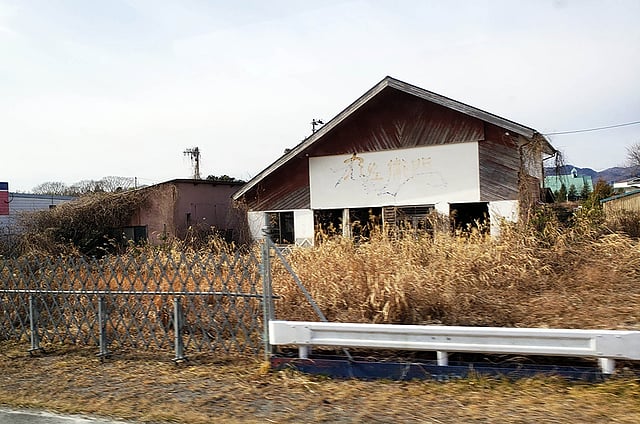 পথের ধারের আরেকটি বাড়ি। রাত নেমে এলে এটি হয়ে ওঠে ভুতুড়ে বাড়ি! ছবি: মনজুরুল হক
