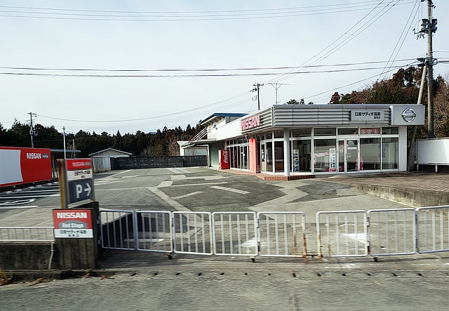 নিশান মোটরের বিক্রয়কেন্দ্র এখন পরিত্যক্ত এক স্থাপনা। ছবি: মনজুরুল হক