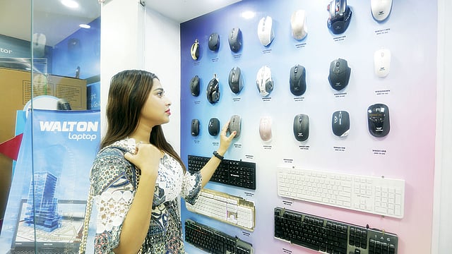 মেলায় ওয়ালটনের স্টলে মিলছে কম্পিউটারের বিভিন্ন যন্ত্রাংশ। ছবি: প্রথম আলো