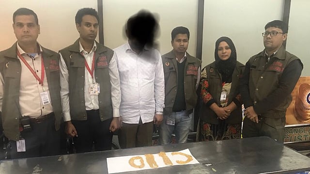 হজরত শাহজালাল আন্তর্জাতিক বিমানবন্দরে ২১৯টি সোনার চেইনসহ মামুন নামের এক যাত্রীকে আটক করা হয়। ছবি: সংগৃহীত