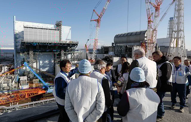 বিধ্বস্ত ২ নম্বর চুল্লি ভবনের সামনে বিদেশি সাংবাদিকের দল। ছবি: কিমিমাসা মাইয়ামা