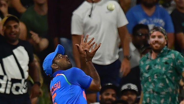 বোলিং নিষেধাজ্ঞা জারি হয়েছে আম্বতি রায়ডুর ওপর। ছবি: এএফপি