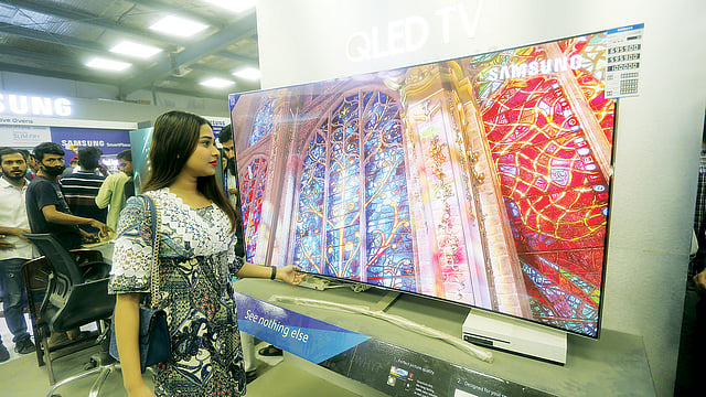 কিউএলইডি টিভির পাশাপাশি আছে অন্যান্য ইলেক্ট্রনিকস পণ্য