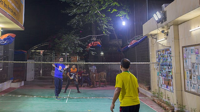 এলইডি আলোতে চলছে ব্যাডমিন্টন খেলা। ছবি: স্মার্ট সময়