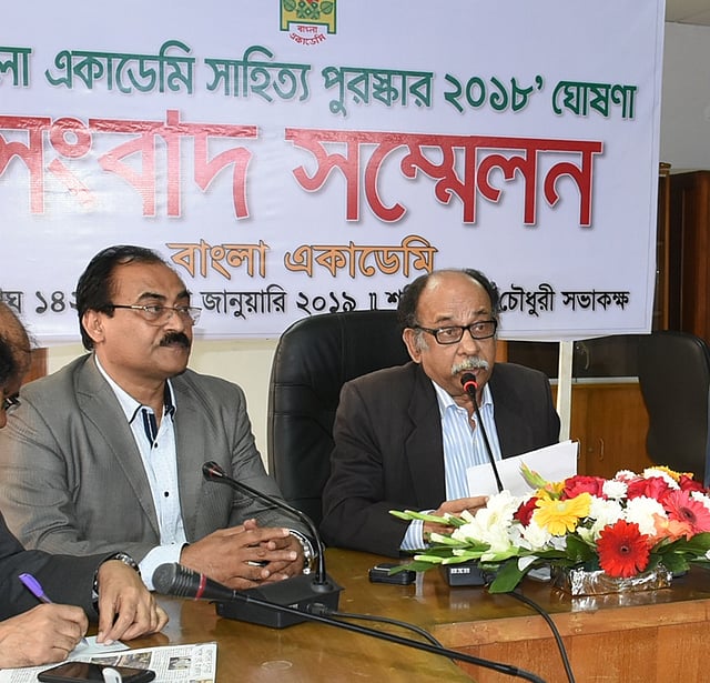 ২০১৮ সালের বাংলা একাডেমির সাহিত্য পুরস্কার ঘোষণা করছেন মহাপরিচালক হাবীবুল্লাহ সিরাজী। বাংলা একাডেমি সভাকক্ষ, ঢাকা, ২৮ জানুয়ারি। ছবি: প্রথম আলো