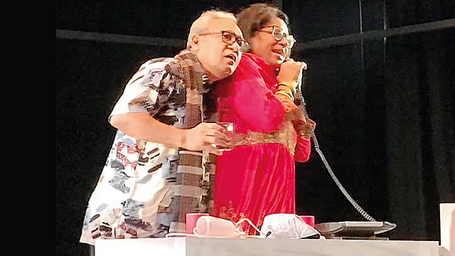 ওপেন কাপল নাটকের দৃশ্যে জিয়াউল হাসান কিসলু ও সারা যাকের