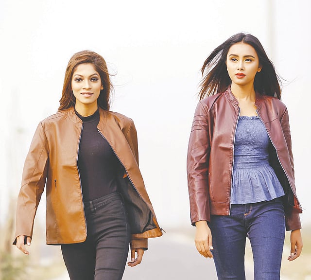 মিশ্র উপাদানে তৈরি পাতলা জ্যাকেট এ সময়ের আবহাওয়ায় দেবে আরাম ও ফ্যাশন। মডেল: কানিজ ও অন্তরা, পোশাক: ডিমান্ড, সাজ: রেড বিউটি স্যালন, ছবি: সুমন ইউসুফ