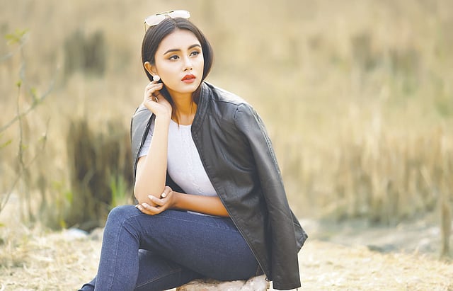 িজনসের সঙ্গে জ্যাকেট পরতে পারেন অনায়ােস