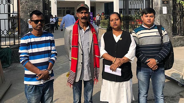 গুয়াহাটি হাইকোর্টে অন্যদের সঙ্গে অবসরপ্রাপ্ত বিএসএফ জওয়ান বিমলচন্দ্র বরকাকতি। ছবি: সংগৃহীত