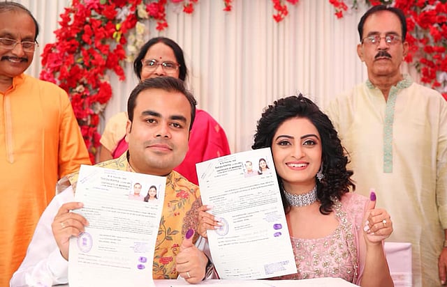 বিয়ে নিবন্ধনের কাগজ হাতে সৌমিত্র পাল ও অঙ্কিতা মজুমদার