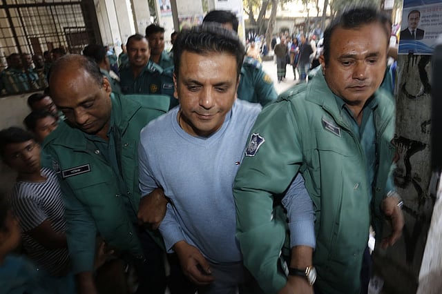 ইস্কাটনে জোড়া খুনের মামলায় সাবেক সাংসদ পিনু খানের ছেলে বখতিয়ার আলম রনিকে আদালতে নিয়ে যাওয়া হচ্ছে। ছবি: প্রথম আলো