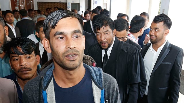 দুদকের মামলায় গ্রেপ্তার জাহালমকে কাশিমপুর কারাগারে থাকা আজ বুধবার আদালতে তোলা হয়। শুনানি শেষে জাহালমকে হাজতখানায় নিয়ে যায় পুলিশ। ঢাকা, ৩০ জানুয়ারি, ১৯। ছবি: হাসান রাজা