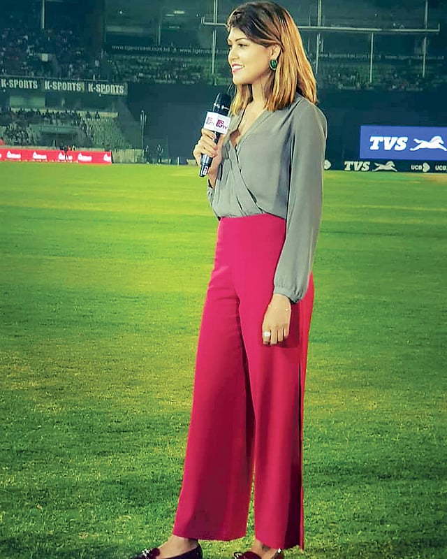 বিপিএলের মাঠে উপস্থাপক পিয়া